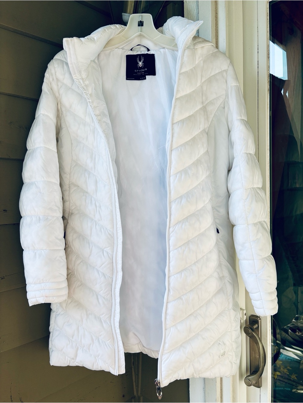 Spyder White Quilted Hooded Puffer Jacket with side pockets EUC. Sz S
